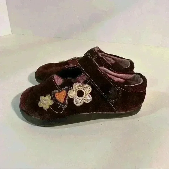 GENUINE KIDS FROM OSHKOSH GIRL SHOES 5 BROWN SUEDE MARY JANES W/FLOWERS - Picture 2 of 9